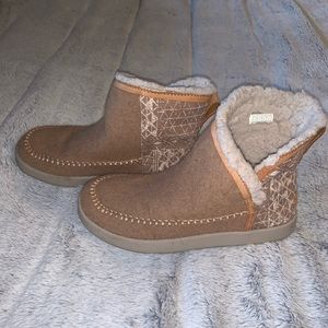 Sanuk tan bootahs